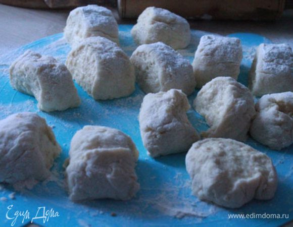 Тесто еще немного обмять и разделить на 18 одинаковых кусочков (примерно).