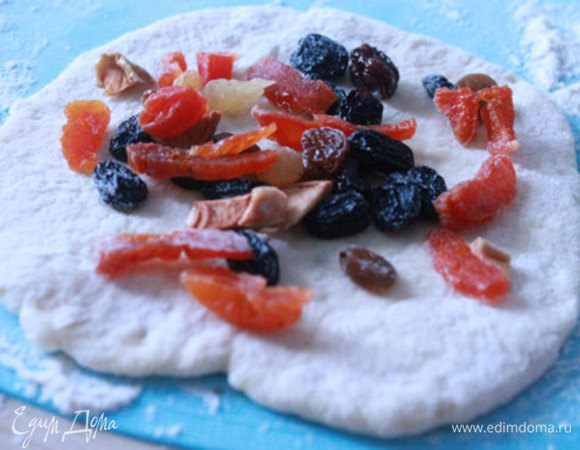 Каждый раскатать (тесто будет липнуть, поэтому присыпаем мукой) и выложить начинку.