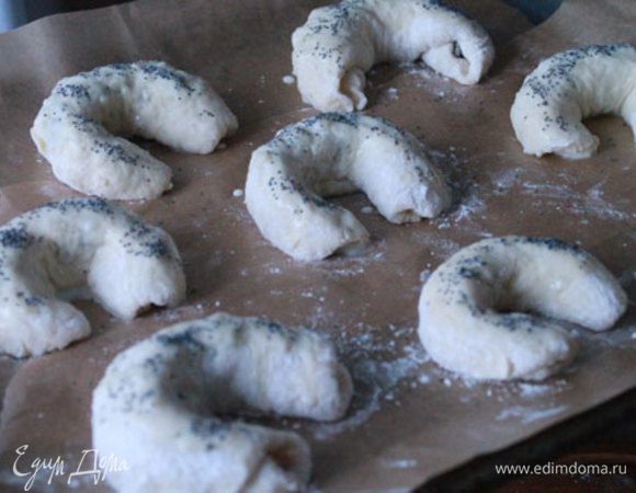 Свернуть рулетом и придать форму полумесяца.