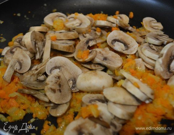 Морковь и лук порезать кубиками и обжарить на небольшом количестве подсолнечного масла до мягкости.
Добавить порезанные грибы пластинами. Обжарить еще минут 5, посолить и поперчить.
Перловую кашу отварить до полуготовности в подсоленой воде. Откинуть на дуршлаг.