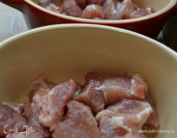 Мясо порезать небольшими кубиками, выложить на дно горшочка. Посолить и поперчить.