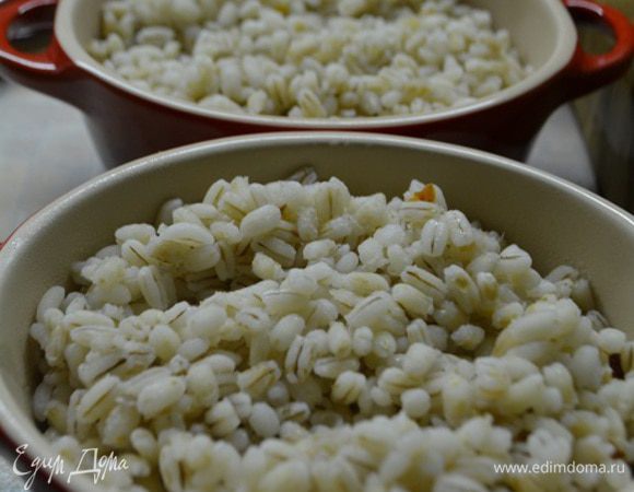 На мясо выложить кашу.