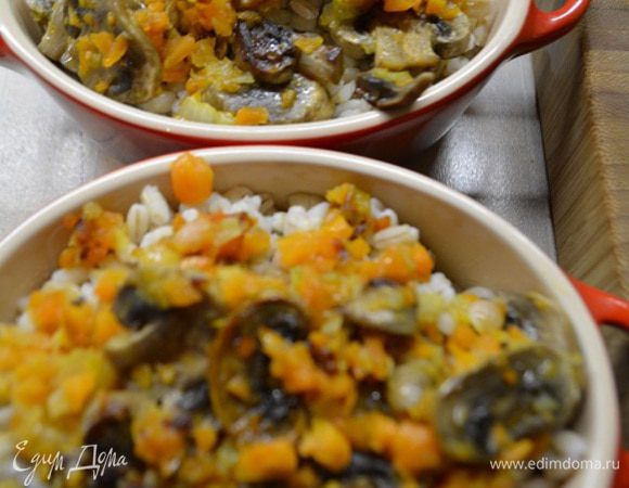 Сверху зажарку, налить в каждый горшочек немного воды или мясного бульона. По 3 ст.л в каждый горшочек. Закрыть крышкой и убрать в духовку на 30 минут при Т 200 гр.
Достать горшочки, в каждый положить по хорошему кусочку сливочного масла, снова закрыть крышкой и потомить еще 10 минут.