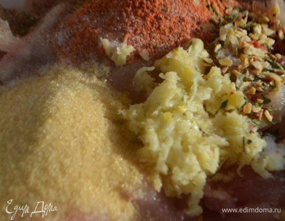 Куриную грудку порезать кубиками 1*1 см. Добавить к грудке все специи, чеснок через пресс, желатин, хорошо перемешать и оставить на 10 минут.