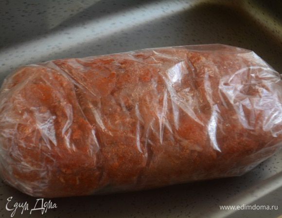 Затем плотно сформировать батон и упаковать в рукав для запекания, желательно в два слоя. Края перевязать и наколоть рулет в нескольких местах. Выложить в форму и выпекать при Т 200 гр 1,5 часа.
Не вытаскивая из формы и пакета дать немного остыть. Уложить на рулет гнет (груз) и убрать в холодильник до полного остывания. Лучше на ночь!