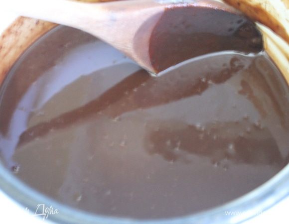 В сливки добавить порошок бобов тонка и довести до кипения. Добавить крупно нарубленный шоколад, сливочное масло и размешать до получения очень гладкой массы.