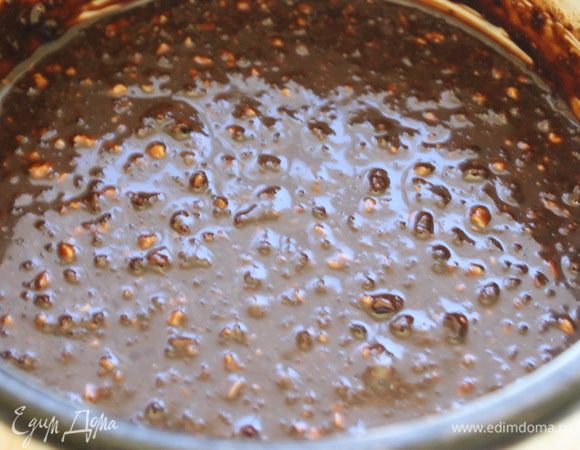 Шоколадную массу смешать с измельченным бисквитом, тщательно перемешать и поставить в холодильник на 4 часа.