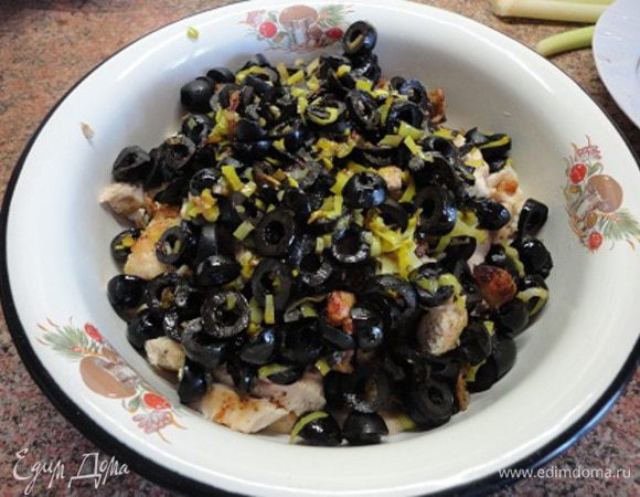 Лук и маслины мелко нарезать и обжарить на растительном масле.  Соединить с куриным филе.