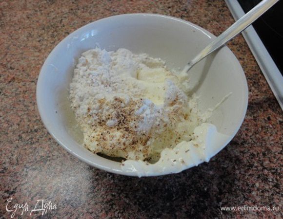 Муку соединить со сметаной, добавить мускатный орех и перемешать.