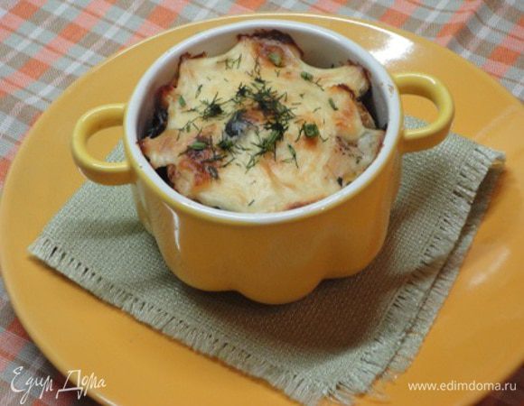 Формочки смазать сливочным маслом, наполнить начинкой и залить сметаной. Запекать в духовке 10-15 минут при температуре 200 - 220 градусов.