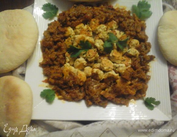 Очистить баклажаны, нарезать кубиками, добавить 2 зубчика чеснока, веточку кориандра. Варить на пару 20-30 минут.