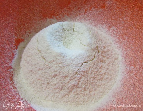 Муку смешать с ванилином и просеять через сито.