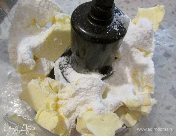 В чашу блендера положить размягченное сливочное масло, соль и сахарную пудру, взбить до кремообразного состояния.