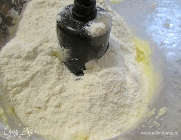 Затем добавить белок и подготовленную муку. Взбить до однородности.