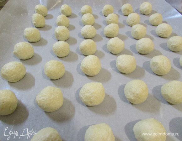 Переложить тесто в кондитерский мешок с насадкой "звезда открытая". Отсадить печенье на силиконовый коврик или лист пергамента. Но я, к моему стыду, не могу и не умею работать с кондитерским мешком. Поэтому накрутила маленькие шарики, примерно по 11 грамм. Получилось 42 шарика.