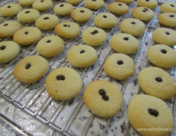 Готовое печенье полностью остудить на решетке.