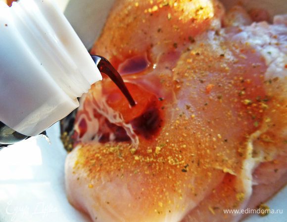 Залить соевым соусом и обсыпать приправами для курицы. А пока займёмся морковкой.