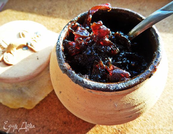 Вот такой луковый конфитюр (презент из Турции) я решила использовать. Он пахнет бальзамиком и сладковатый по вкусу, но мои дети отвернули носы, а вот с курочкой уплетали только подавай!