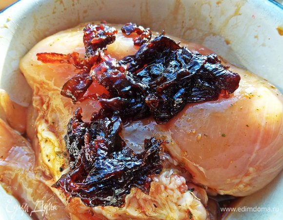 Ещё раз обваляем филе в маринаде и наносим сверху конфитюр. Конфитюр или карамелизированный лук можно приготовить самим.