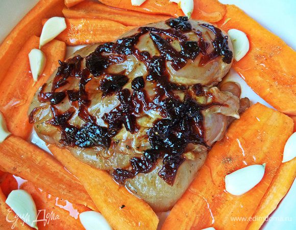 Переносим курочку в центр формы и отправляем запекаться на полчаса. На прогревание керамической формы уйдёт примерно минут 5 - это надо учитывать.