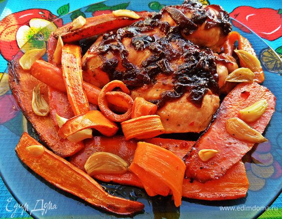 Переносим на большое блюдо и сразу подаём ароматную морковку с не менее ароматной курочкой!