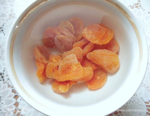 Курагу и финики замочить в холодной воде на 2-3 часа. Затем воду слить, просушить и прокрутить их через мясорубку. Перемолоть грецкие орехи. 