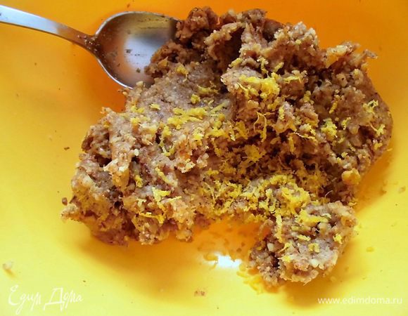 Все перемешать. Добавить цедру 1 лимона и немного сока. Нужно попробовать на вкус. Снова тщательно перемешать.