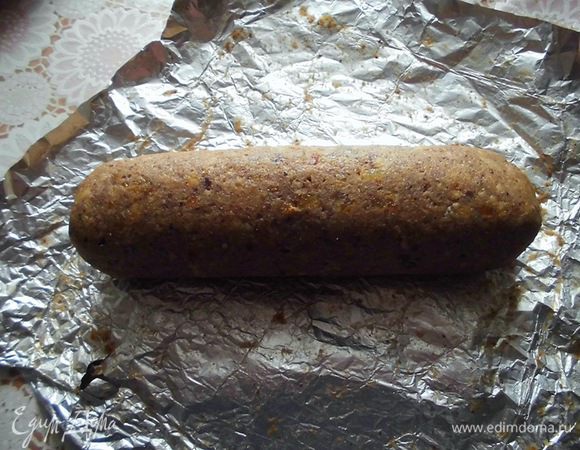 С помощью фольги аккуратно скрутить ролл. Закрыть его фольгой со всех сторон и положить в холодильник или морозилку, чтобы все тщательно схватилось.
