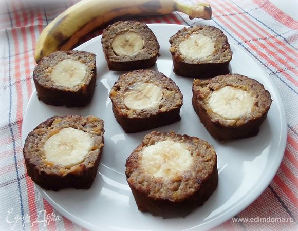 Охлажденный ролл достать из фольги, присыпать кэробом или какао со всех сторон и подавать. Но есть я бы рекомендовала не сразу, вкуснее, когда они комнатной температуры. Приятного аппетита!