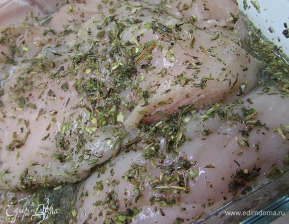 Подготовить маринад. Соединить белое вино, прованские травы, тимьян, соль, перец и хорошо перемешать. Куриное филе сложить в миску, залить маринадом, затянуть пищевой пленкой и отправить в холодильник на 2 часа мариноваться. 