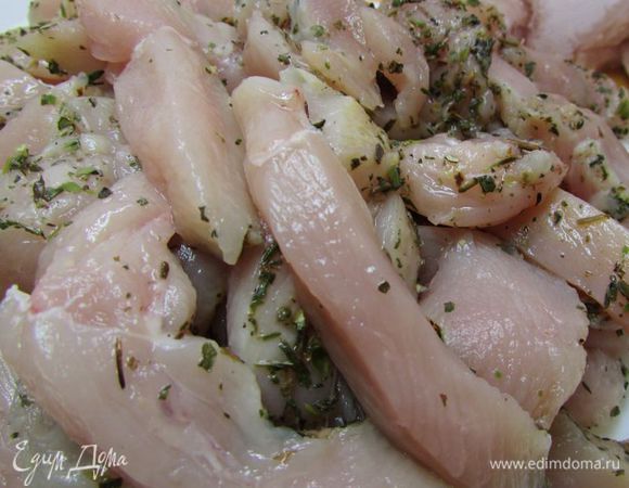 Затем нарезать филе полосками (1 см) или небольшими кубиками. 