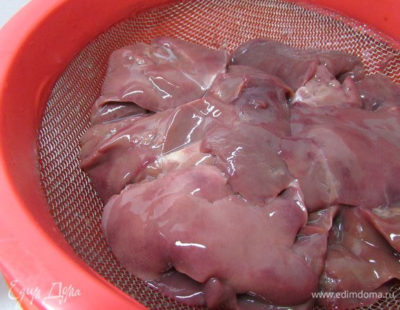 Печень помыть, дать стечь воде.