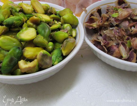 Фисташки прокалить на горячей сковороде, помешивая 5 минут. Переложить в миску и залить кипятком на 2-3 минуты. Воду слить, очистить орешки от шелухи. 