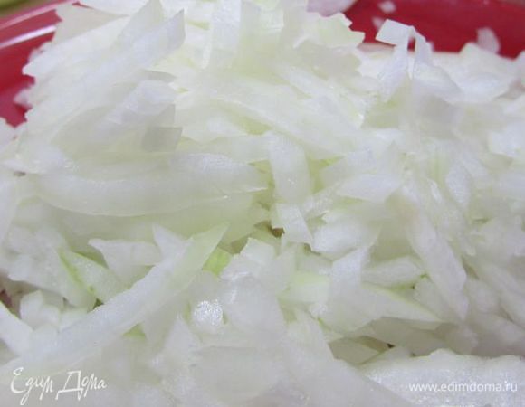 Лук почистить, нарезать кубиками. 