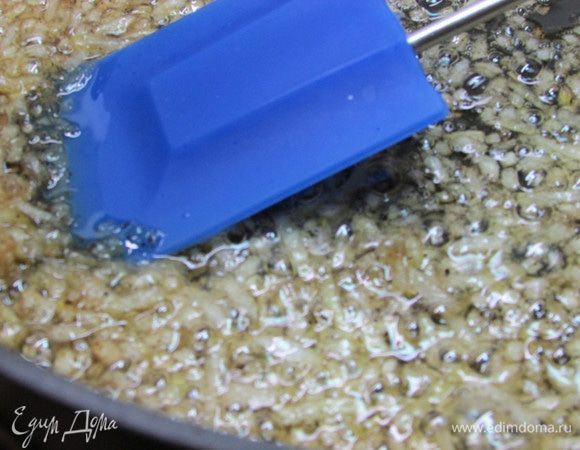 Растопить сливочное масло, добавить растительное масло и обжарить до золотистого цвета лук. Посолить, поперчить, добавить сахар. Снять с огня переложить лук в миску. 