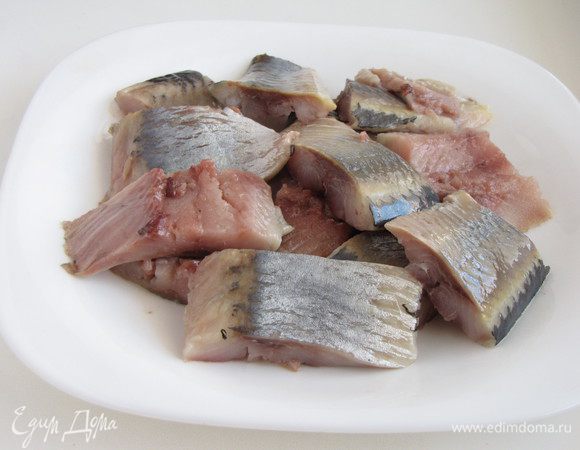 Разделать селедку: удалить голову, хвост, позвоночник, и кожу, очистить от костей, тщательно удаляя их пинцетом. У меня нет такого пинцета, думаю, что надо приобрести :) Мякоть нарежьте небольшими кусочками.