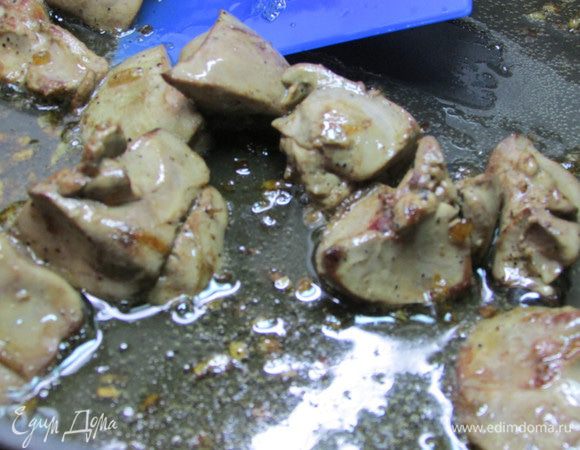 В сковороду, где жарился лук, выложить печень (заранее помыть, обсушить) и быстро обжарить на среднем огне 3-4 минуты. 