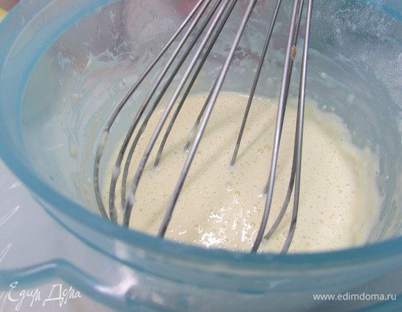 В миске соединить муку, сливки и яйцо. Все хорошо перемешать венчиком до однородной массы. 