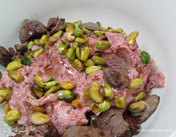 В чашу блендера выложить фарш, жареный лук и мучную смесь. Хорошо пробить на средней скорости до однородной консистенции фарша. Затем фарш переложить в миску, добавить жареную печень и фисташки. Немного посолить и хорошо вымесить фарш. 