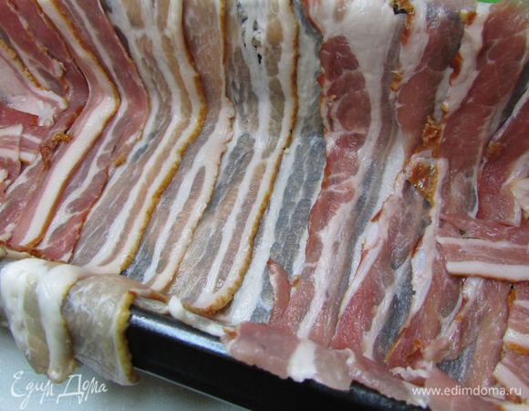Прямоугольную форму (30х11х7) смазать растительным маслом. Уложить полоски бекона внахлёст. Бекон должен покрывать дно и стенки формы. 