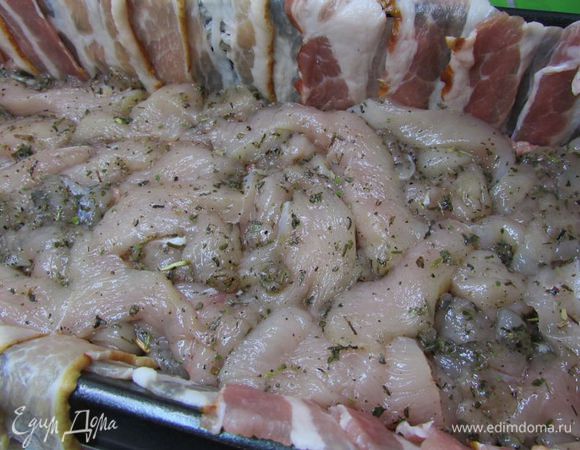 На фарш выложить половину куриного филе. 