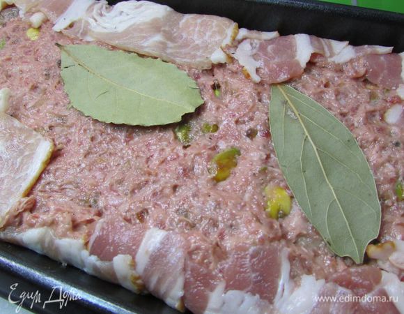 Затем снова фарш и куриное филе. Последним слоем выложить оставшийся фарш, немного утрамбовать и положить сверху 1-2 лавровых листа. 