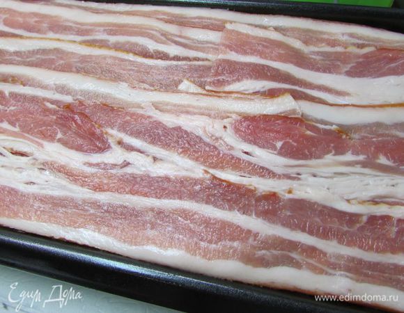 Сверху накрыть полосками бекона. 