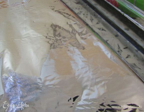 Форму с террином затянуть фольгой и поставить в глубокий противень заполненный кипятком (вода должна доходить приблизительно до половины формы с террином). Отправить террин в разогретую духовку (160 градусов), запекать 2,5 часа. 