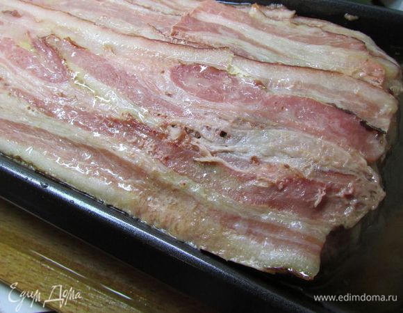 Террин готов, когда при прокалывании палочкой вытекает прозрачный сок. Снять фольгу, слить образовавшийся сок, остудить. 