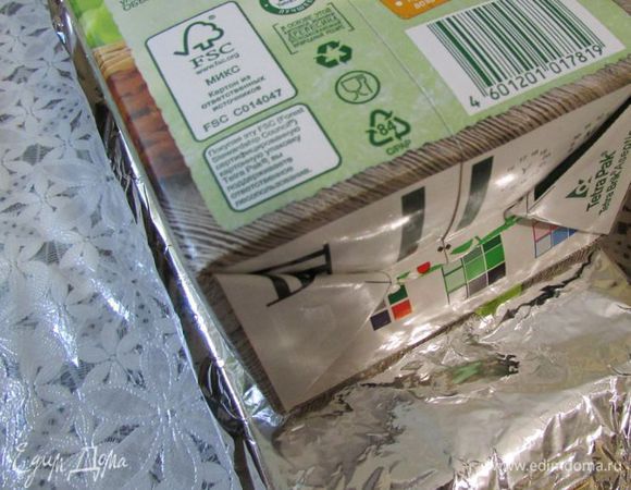 Затем снова затянуть форму фольгой. На фольгу положить большую прямоугольную коробку с соком (гнет). Террин с гнётом убрать в холодильник (12-24 часа). 