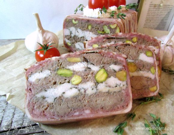 Снять гнёт, перевернуть террин на блюдо и нарезать ломтиками.
Приятного аппетита! 