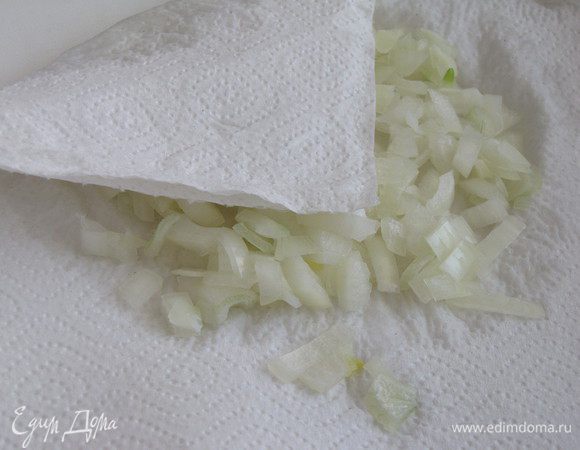 Луковицу среднего размера очистить, мелко нарезать и ошпарить кипятком. Сразу же обдать холодной водой и обсушить бумажными полотенцами.