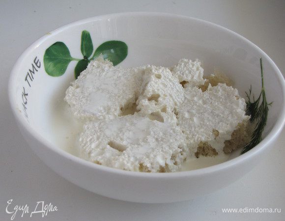 У хлеба (понадобиться два кусочка) срезать корки, замочить мякиш в половине сливок.