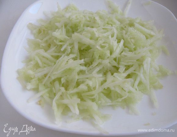 Очистить яблоки, натереть на крупной терке и полить лимонным соком, чтобы не потемнело.